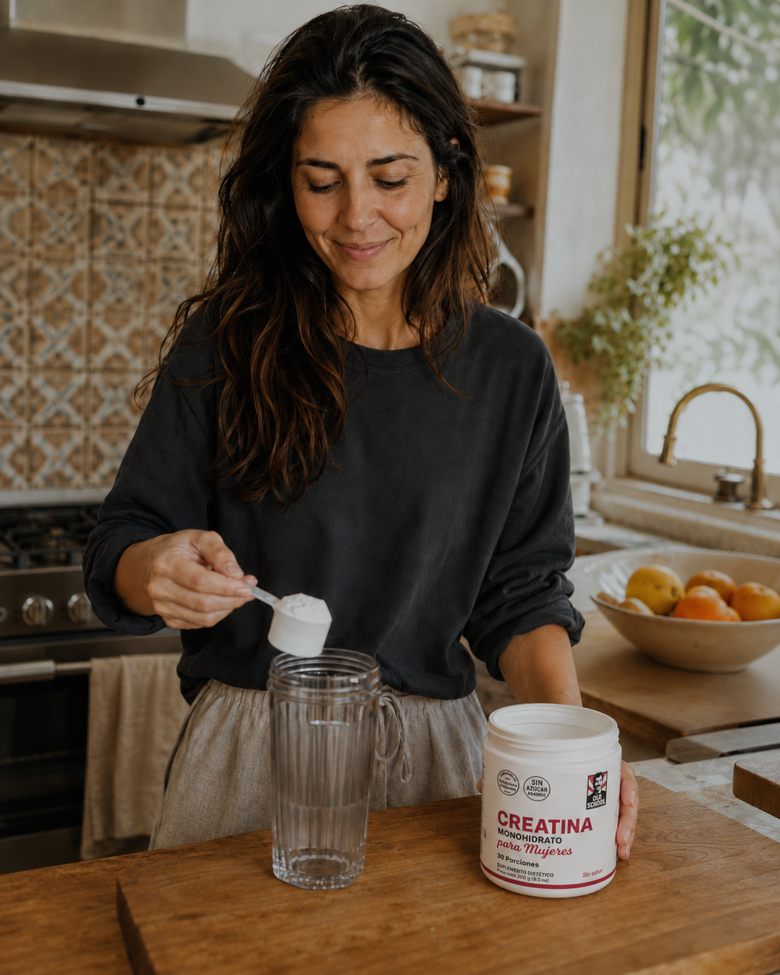 Mujer preparando su toma diaria de creatina MEMIMO